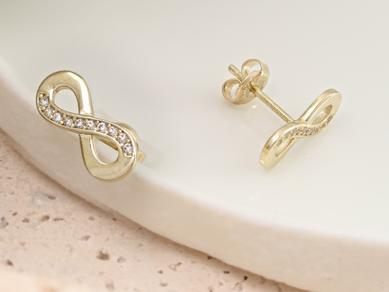 Złote kolczyki nieskończoność na sztyfcie z cyrkoniami