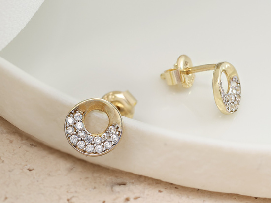 Złote kolczyki na sztyft z cyrkoniami