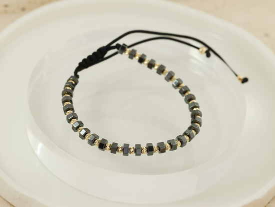 Bransoletka złote kulki i hematyty na czarnym sznurku