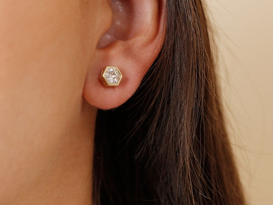 Kolczyki złote sześciokątne na sztyfcie z cyrkonią