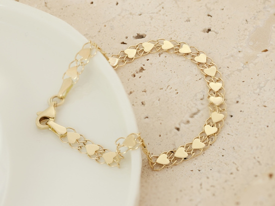 Złota bransoletka z wieloma sercami