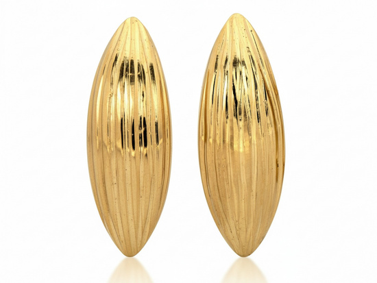 Złote kolczyki na angielskim zapięciu