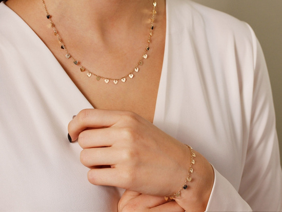 Bransoletka złota łańcuszkowa z wiszącymi sercami