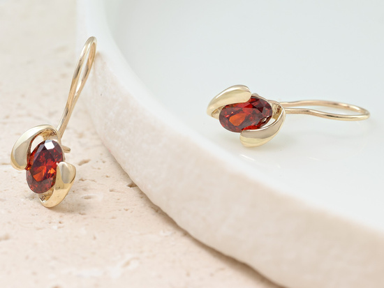 Złote kolczyki na biglu z czerwonym oczkiem