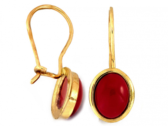 Kolczyki złote na biglu z owalnym koralem syntetycznym