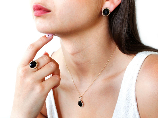 Zawieszka złota owalna z dużym onyksem