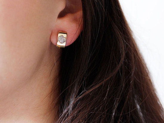 Kolczyki złote angielskie z wzorem koniczynki z cyrkonii