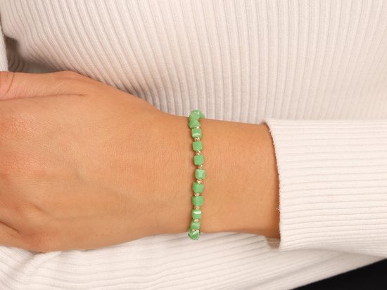 Zielona bransoletka sznurkowa ze złotymi kulkami