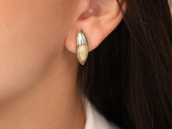 Złote kolczyki na angielskim zapięciu