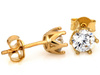 Złote kolczyki na sztyfcie z cyrkonią przy uchu