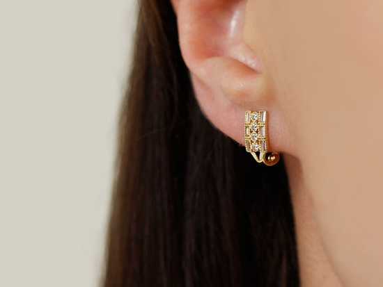 Delikatne złote kolczyki angielskie z cyrkoniami