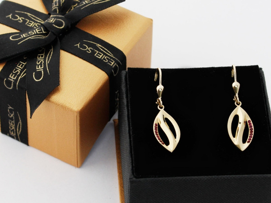 Złote kolczyki wiszące z czerwonymi cyrkoniami 