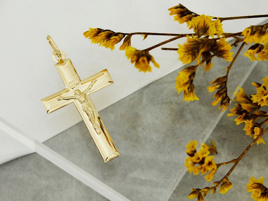 Złoty krzyżyk dla mężczyzny z wizerunkiem