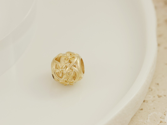 Zawieszka złota ażurowa kulka charms beads do bransoletki