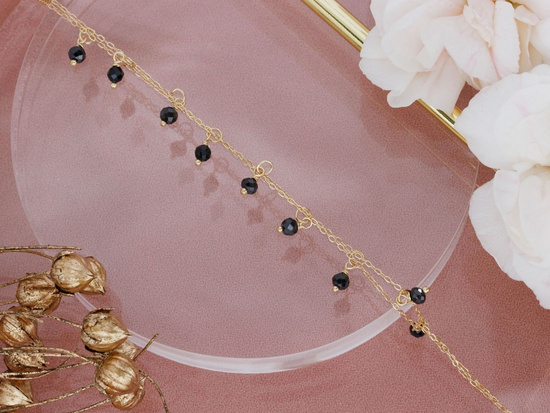Bransoletka złota z wiszącymi czarnymi onyksami