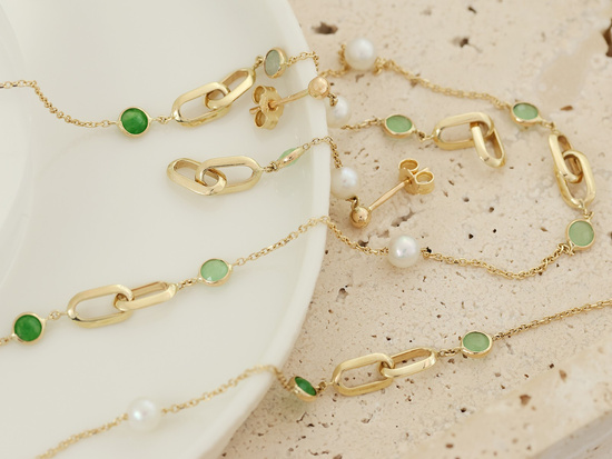 Złota bransoletka z perłami i zielonymi kamieniami