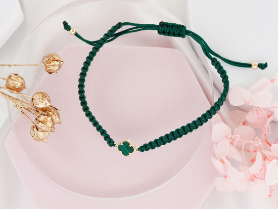 Bransoletka złota koniczynka marokańska z malachitem na zielonym sznurku
