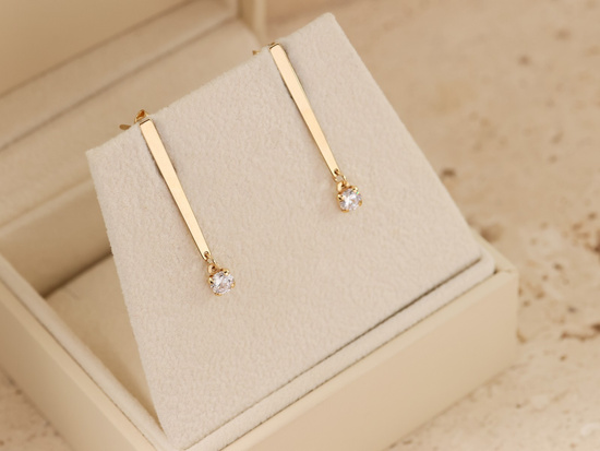 Kolczyki złote na sztyfcie wiszące z ruchomą cyrkonią