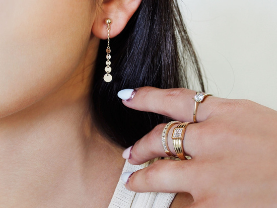 Kolczyki złote na sztyfcie z wiszącymi kółeczkami blaszkami