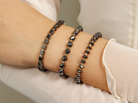 Bransoletka złote kulki i hematyty na czarnym sznurku