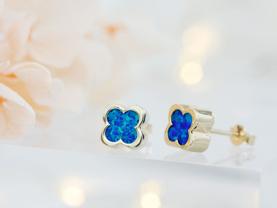 Kolczyki złota koniczyna kwiatek z niebieskim kamieniem na sztyfcie