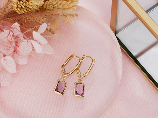 Kolczyki złote wiszące angielskie z prostokątnym fioletowym kamieniem