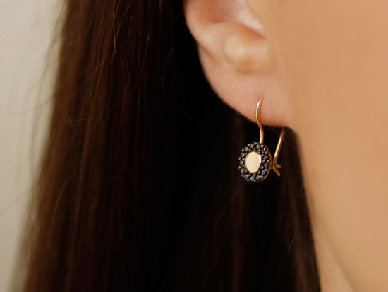 Kolczyki złote na biglu okrągłe z czarnymi cyrkoniami