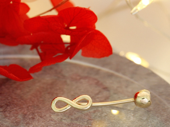 Złoty kolczyk do pępka z nieskończonością