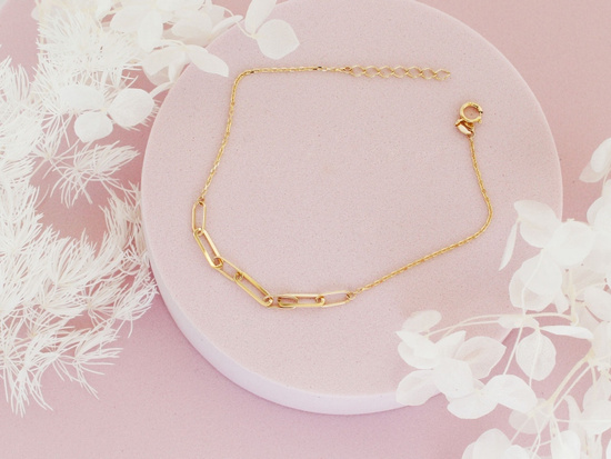 Zlota bransoletka z dużymi ogniwami modna na czasie