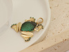 Zawieszka złota żaba z zielonymi i czarnymi kamieniami