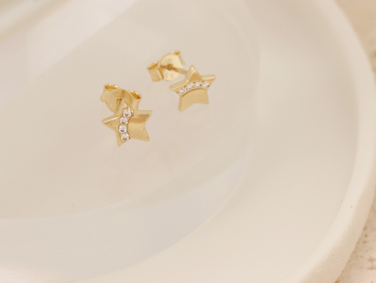 Kolczyki złote małe gwiazdki na sztyfcie przy uchu