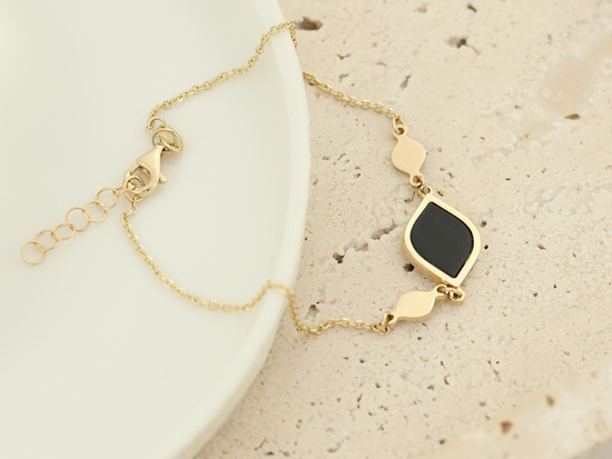Złota bransoletka łańcuszkowa ozdoba z czarnym kamieniem syntetycznym