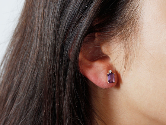 Kolczyki złote na sztyfcie z prostokątnym ametystem