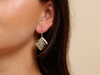 Kolczyki złote wiszące kwadraty z czarną emalią