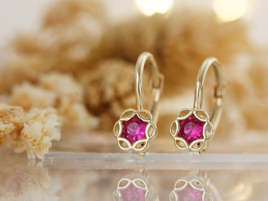 Kolczyki złote dla dziewczynki z czerwoną gwiazdką