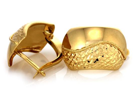 Złote kolczyki z efektownymi błyszczącymi nacięciami