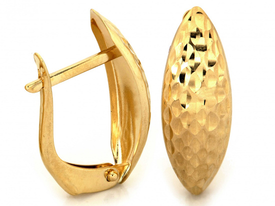 Złote kolczyki na angielskim zapięciu