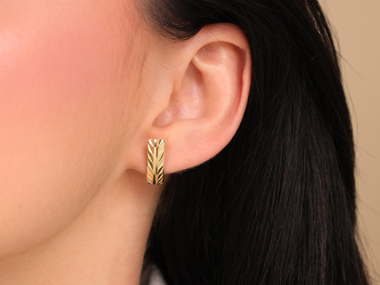 Kolczyki złote na sztyfcie długie blaszki wzór w jodełkę