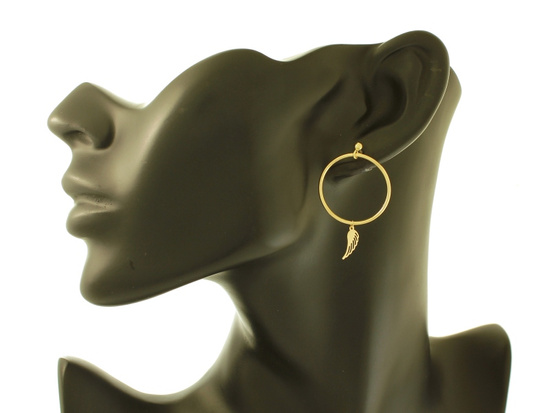 Złote koła kolczyki na sztyfcie z wiszącymi skrzydłami