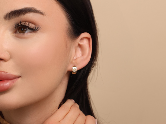 Kolczyki złote angielskie z wzorem koniczynki z cyrkonii