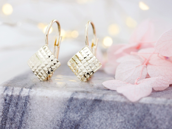 Złote kolczyki błyszczące kwadraty angielskie zapięcie