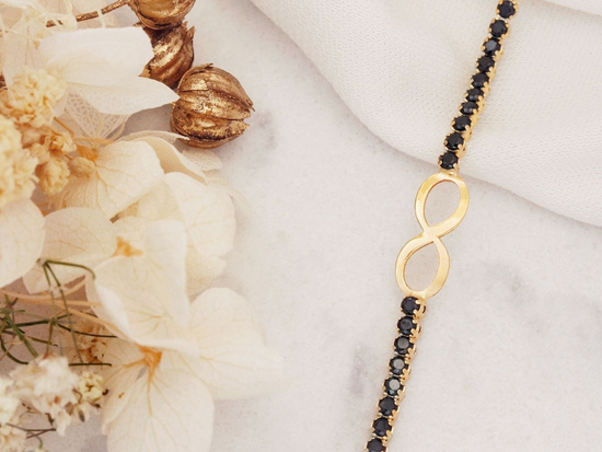 Złota bransoletka delikatna z czarnymi cyrkoniami z nieskończonością
