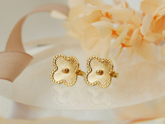 Kolczyki złote kwiatek koniczynka na sztyfcie