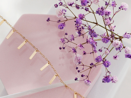 Złota bransoletka z zawieszkami wiszącymi blaszkami