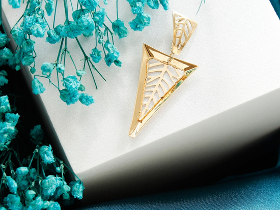 Zawieszka złota duża ażurowa modna z trójkątów