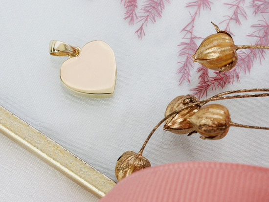 Złota zawieszka małe serce możliwy grawer