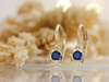 Złote kolczyki angielskie z niebieskim kamieniem
