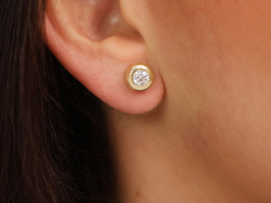 Kolczyki złote małe na sztyfcie z cyrkonią