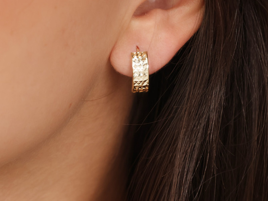 Kolczyki złote angielskie frezowane zdobione w kratkę