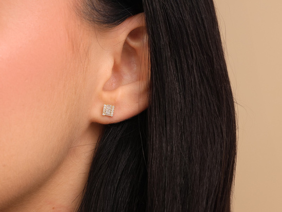 Kolczyki złote kwadratowe z cyrkoniami na sztyfcie